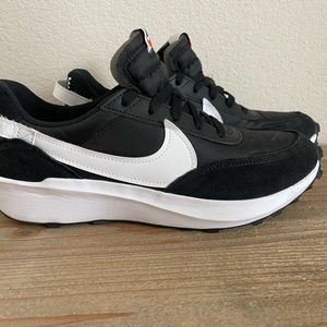 Nike women’s waffle debut size 11